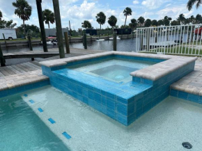 Canal View Gem: Heated Pool, Spa & Trolley Access